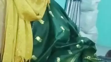 Muslim lady gives a desi blowjob to her lover