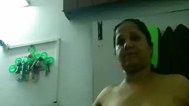 Stepmom naked after bath showing big boobs viral MMS