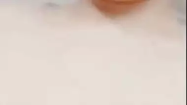 Nude desi lady records her bathroom MMS for her lover