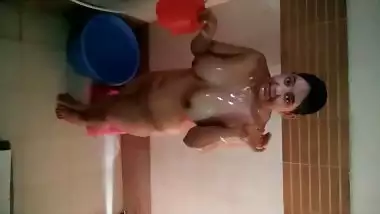 Indian aunty nude bathing tease video clip