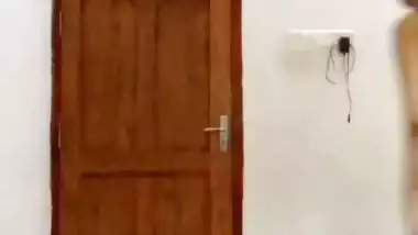 Young desi nude girl strips down her saree on camera