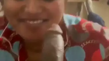 Mumbai girl gives an Indian blowjob to her roommate’s BF