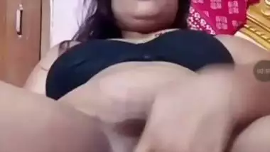 Unsatisfied bhabhi fingering fat pussy on live cam